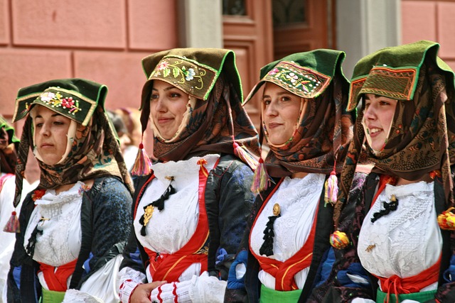 カリアリの民族衣装を着た女性達