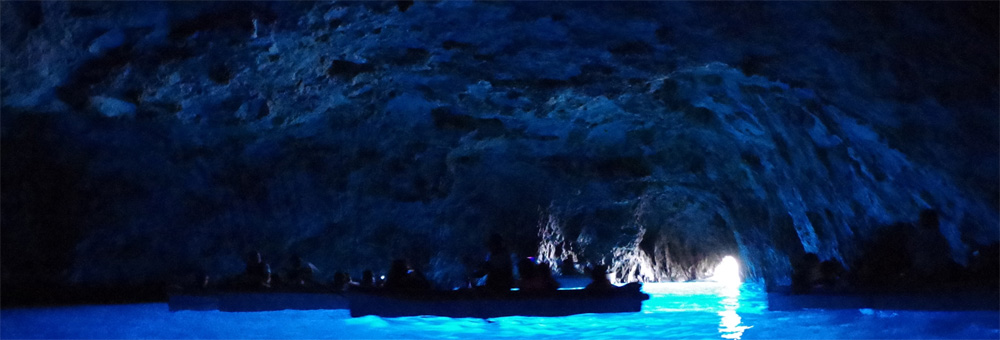 ナポリ湾の宝石、カプリ島。青の洞窟から絶景までを60秒で紹介
